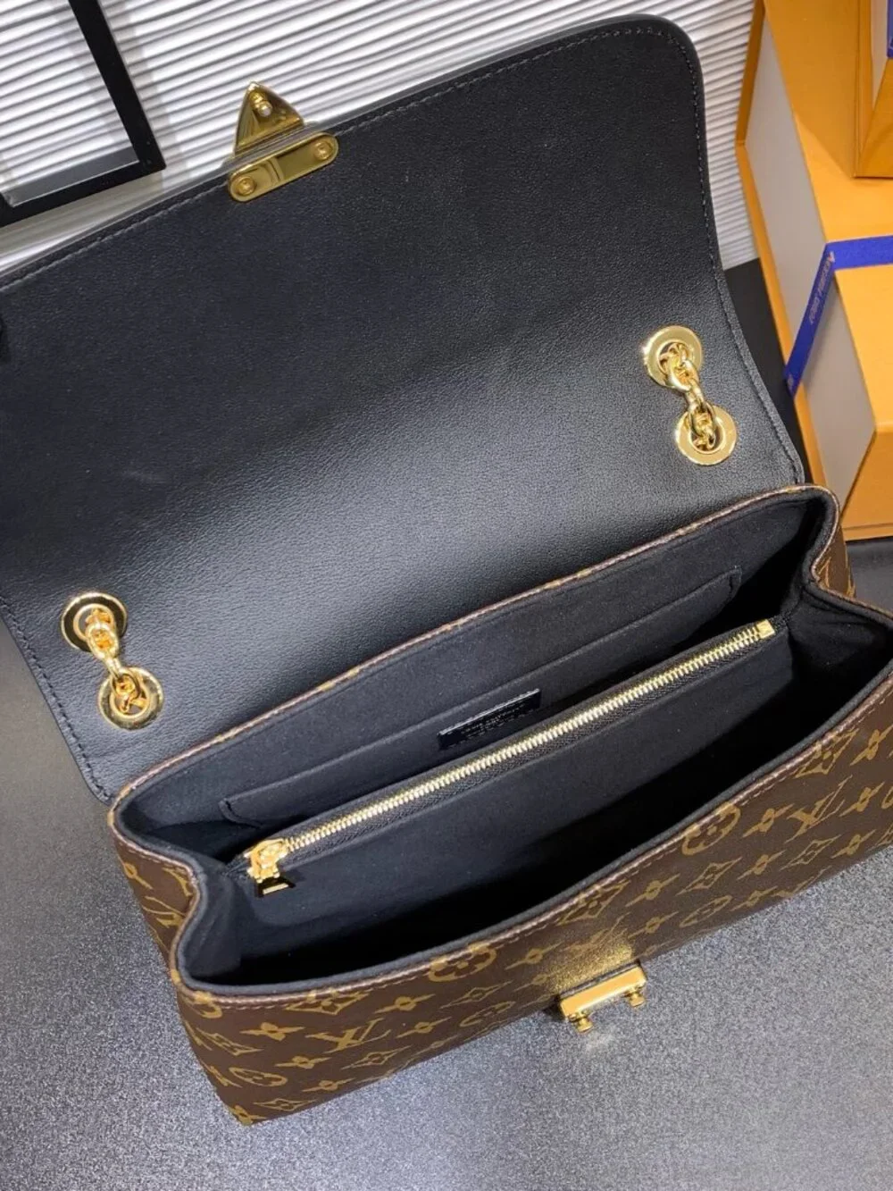 Louis Vuitton. dimensions 29